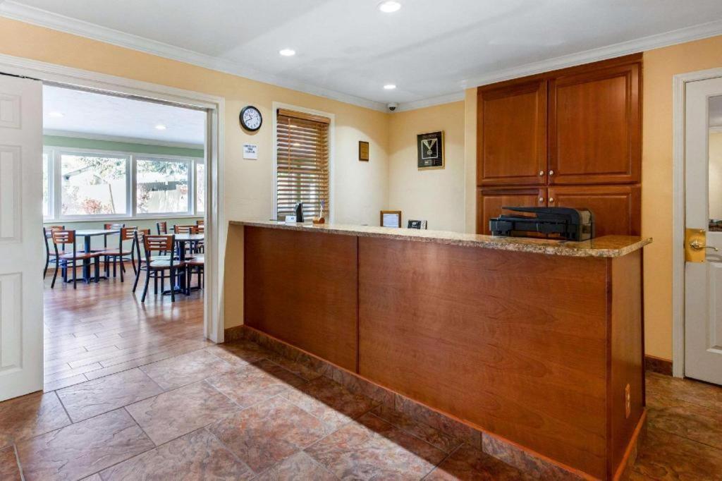 גלנווד ספרינגס Rodeway Inn מראה חיצוני תמונה