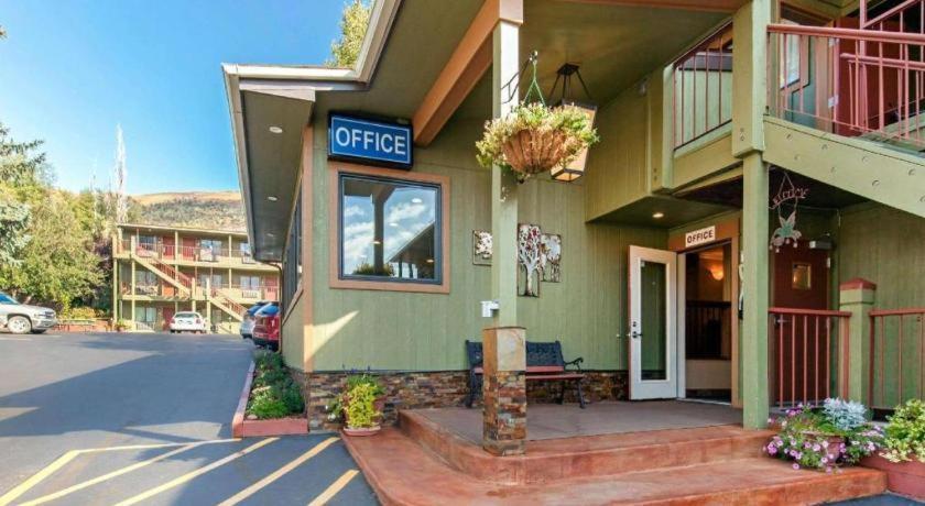 גלנווד ספרינגס Rodeway Inn מראה חיצוני תמונה
